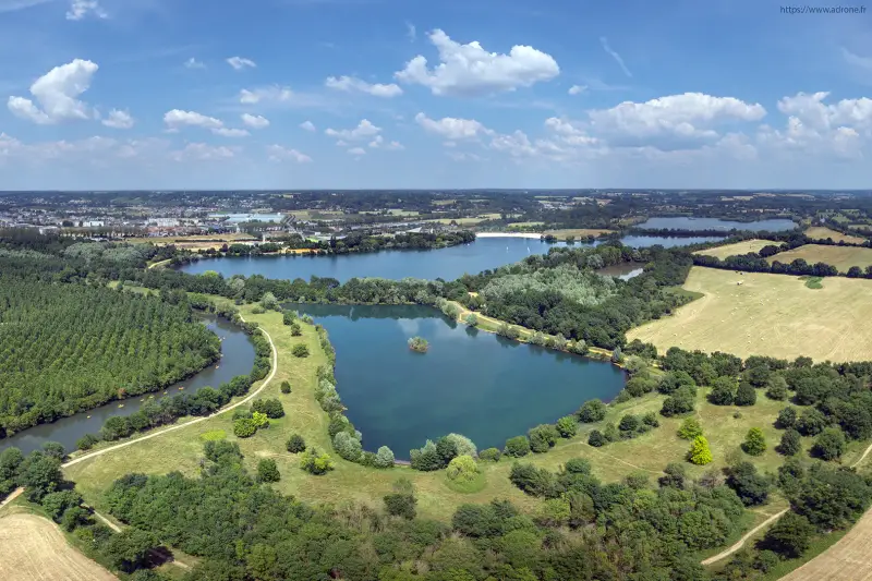 Vue aérienne d'une ville en Sarthe par drone – ADRONE Services Aériens