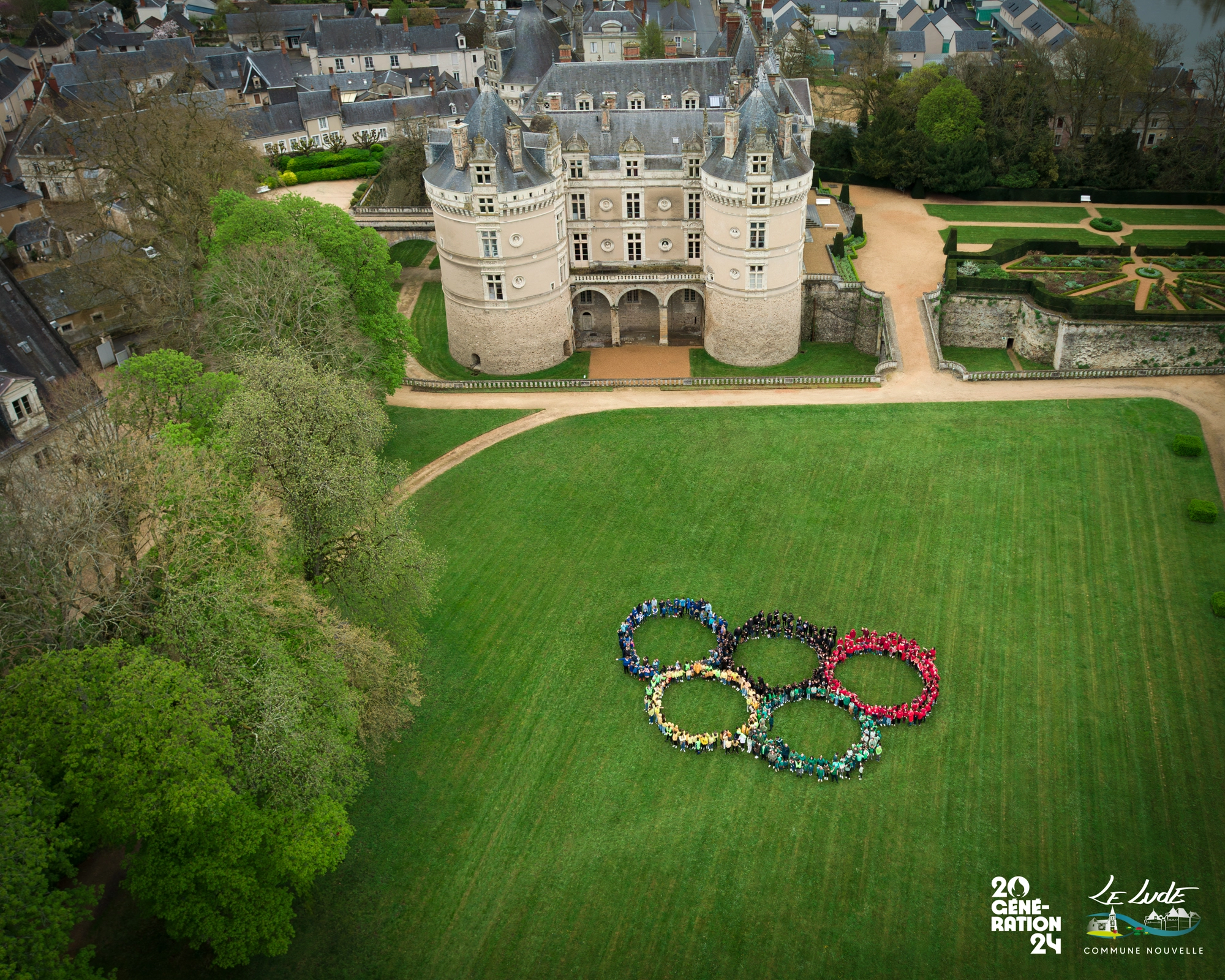 JO Paris 2024 – Formation des anneaux olympiques par les écoles