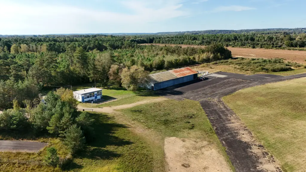 Photo drone aérodrome Paul Métairie à La Flèche (72) – ADRONE Services Aériens Vue aérienne de l’aérodrome Paul Métairie à La Flèche dans la Sarthe