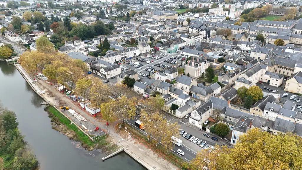 Photo drone du port Luneau à La Flèche (72) – ADRONE Services Aériens Vue aérienne du port Luneau à La Flèche pendant les travaux, prise par drone dans la Sarthe